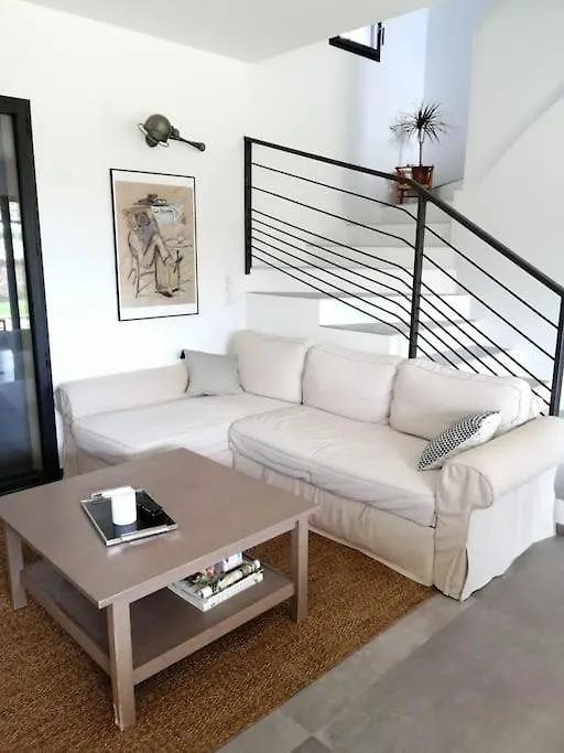 Villa Avec Piscine Dans Quartier Residentiel Cucuron France